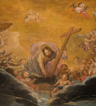 Zdjęcie nr 10: Obraz w kształcie stojącego prostokąta zamkniętego łukiem półkolistym, nadwieszonym. Umieszczony jest w drewnianej profilowanej ramie w kolorach złotym, brązowym i czarnym. Kompozycja płótna jest wielopostaciowa, dwustrefowa. Górna część przedstawia strefę niebiańską, dolna – ziemską. W centralnej części dolnej strefy ukazana jest scena męczeństwa św. Katarzyny znajdującej się wśród swoich oprawców. Święta klęczy na połamanym kole, zwrócona frontalnie z lekko przechyloną w prawą stronę głową, z ramionami rozpostartymi i uniesionymi w górę, w geście orantki. Jej twarz jest okolona długimi rozpuszczonymi włosami w kolorze blond. Katarzyna ubrana jest w różową suknię i żółty płaszcz przewieszony przez prawą rękę. Głowę rozświetla promienisty nimb.  Wokół świętej stoją postacie oprawców z narzędziami męki, w zróżnicowanych pozach wyrażających przerażenie, w strojach żołnierzy rzymskich, półnadzy lub w strojach o charakterze wschodnim. W górnej sferze, niebiańskiej oddzielonej od dolnej ciemnymi chmurami, wyłania się z niebios Jezus podtrzymujący lewą ręką krzyż, a w prawej trzymający koronę nad głową św. Katarzyny. Obok niego dwaj aniołowie z mieczami ognistymi w dłoniach, a po bokach i powyżej aniołki i główki aniołków na tle rozświetlonego, złocistego nieba.
