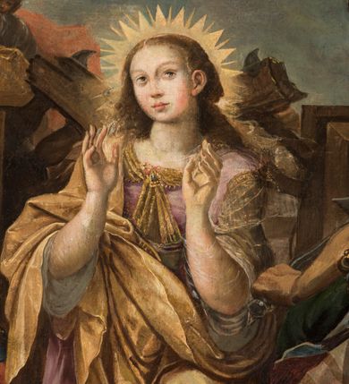 Zdjęcie nr 5: Obraz w kształcie stojącego prostokąta zamkniętego łukiem półkolistym, nadwieszonym. Umieszczony jest w drewnianej profilowanej ramie w kolorach złotym, brązowym i czarnym. Kompozycja płótna jest wielopostaciowa, dwustrefowa. Górna część przedstawia strefę niebiańską, dolna – ziemską. W centralnej części dolnej strefy ukazana jest scena męczeństwa św. Katarzyny znajdującej się wśród swoich oprawców. Święta klęczy na połamanym kole, zwrócona frontalnie z lekko przechyloną w prawą stronę głową, z ramionami rozpostartymi i uniesionymi w górę, w geście orantki. Jej twarz jest okolona długimi rozpuszczonymi włosami w kolorze blond. Katarzyna ubrana jest w różową suknię i żółty płaszcz przewieszony przez prawą rękę. Głowę rozświetla promienisty nimb.  Wokół świętej stoją postacie oprawców z narzędziami męki, w zróżnicowanych pozach wyrażających przerażenie, w strojach żołnierzy rzymskich, półnadzy lub w strojach o charakterze wschodnim. W górnej sferze, niebiańskiej oddzielonej od dolnej ciemnymi chmurami, wyłania się z niebios Jezus podtrzymujący lewą ręką krzyż, a w prawej trzymający koronę nad głową św. Katarzyny. Obok niego dwaj aniołowie z mieczami ognistymi w dłoniach, a po bokach i powyżej aniołki i główki aniołków na tle rozświetlonego, złocistego nieba.
