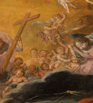 Zdjęcie nr 11: Obraz w kształcie stojącego prostokąta zamkniętego łukiem półkolistym, nadwieszonym. Umieszczony jest w drewnianej profilowanej ramie w kolorach złotym, brązowym i czarnym. Kompozycja płótna jest wielopostaciowa, dwustrefowa. Górna część przedstawia strefę niebiańską, dolna – ziemską. W centralnej części dolnej strefy ukazana jest scena męczeństwa św. Katarzyny znajdującej się wśród swoich oprawców. Święta klęczy na połamanym kole, zwrócona frontalnie z lekko przechyloną w prawą stronę głową, z ramionami rozpostartymi i uniesionymi w górę, w geście orantki. Jej twarz jest okolona długimi rozpuszczonymi włosami w kolorze blond. Katarzyna ubrana jest w różową suknię i żółty płaszcz przewieszony przez prawą rękę. Głowę rozświetla promienisty nimb.  Wokół świętej stoją postacie oprawców z narzędziami męki, w zróżnicowanych pozach wyrażających przerażenie, w strojach żołnierzy rzymskich, półnadzy lub w strojach o charakterze wschodnim. W górnej sferze, niebiańskiej oddzielonej od dolnej ciemnymi chmurami, wyłania się z niebios Jezus podtrzymujący lewą ręką krzyż, a w prawej trzymający koronę nad głową św. Katarzyny. Obok niego dwaj aniołowie z mieczami ognistymi w dłoniach, a po bokach i powyżej aniołki i główki aniołków na tle rozświetlonego, złocistego nieba.
