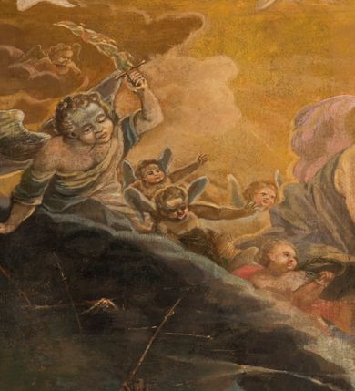 Zdjęcie nr 12: Obraz w kształcie stojącego prostokąta zamkniętego łukiem półkolistym, nadwieszonym. Umieszczony jest w drewnianej profilowanej ramie w kolorach złotym, brązowym i czarnym. Kompozycja płótna jest wielopostaciowa, dwustrefowa. Górna część przedstawia strefę niebiańską, dolna – ziemską. W centralnej części dolnej strefy ukazana jest scena męczeństwa św. Katarzyny znajdującej się wśród swoich oprawców. Święta klęczy na połamanym kole, zwrócona frontalnie z lekko przechyloną w prawą stronę głową, z ramionami rozpostartymi i uniesionymi w górę, w geście orantki. Jej twarz jest okolona długimi rozpuszczonymi włosami w kolorze blond. Katarzyna ubrana jest w różową suknię i żółty płaszcz przewieszony przez prawą rękę. Głowę rozświetla promienisty nimb.  Wokół świętej stoją postacie oprawców z narzędziami męki, w zróżnicowanych pozach wyrażających przerażenie, w strojach żołnierzy rzymskich, półnadzy lub w strojach o charakterze wschodnim. W górnej sferze, niebiańskiej oddzielonej od dolnej ciemnymi chmurami, wyłania się z niebios Jezus podtrzymujący lewą ręką krzyż, a w prawej trzymający koronę nad głową św. Katarzyny. Obok niego dwaj aniołowie z mieczami ognistymi w dłoniach, a po bokach i powyżej aniołki i główki aniołków na tle rozświetlonego, złocistego nieba.
