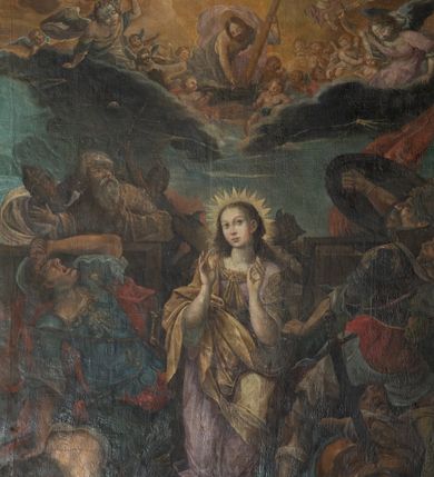 Zdjęcie nr 1: Obraz w kształcie stojącego prostokąta zamkniętego łukiem półkolistym, nadwieszonym. Umieszczony jest w drewnianej profilowanej ramie w kolorach złotym, brązowym i czarnym. Kompozycja płótna jest wielopostaciowa, dwustrefowa. Górna część przedstawia strefę niebiańską, dolna – ziemską. W centralnej części dolnej strefy ukazana jest scena męczeństwa św. Katarzyny znajdującej się wśród swoich oprawców. Święta klęczy na połamanym kole, zwrócona frontalnie z lekko przechyloną w prawą stronę głową, z ramionami rozpostartymi i uniesionymi w górę, w geście orantki. Jej twarz jest okolona długimi rozpuszczonymi włosami w kolorze blond. Katarzyna ubrana jest w różową suknię i żółty płaszcz przewieszony przez prawą rękę. Głowę rozświetla promienisty nimb.  Wokół świętej stoją postacie oprawców z narzędziami męki, w zróżnicowanych pozach wyrażających przerażenie, w strojach żołnierzy rzymskich, półnadzy lub w strojach o charakterze wschodnim. W górnej sferze, niebiańskiej oddzielonej od dolnej ciemnymi chmurami, wyłania się z niebios Jezus podtrzymujący lewą ręką krzyż, a w prawej trzymający koronę nad głową św. Katarzyny. Obok niego dwaj aniołowie z mieczami ognistymi w dłoniach, a po bokach i powyżej aniołki i główki aniołków na tle rozświetlonego, złocistego nieba.
