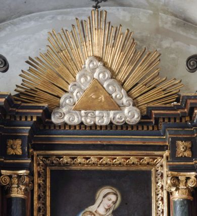 Zdjęcie nr 4: Prostopadłościenny ołtarz z retabulum posadowionym na dwustrefowym cokole. Nastawa ujęta parami kolumn, z których zewnętrzne są wysunięte do przodu, a środkowe cofnięte do tyłu, z kapitelami kompozytowymi, podtrzymującymi przełamujące się nad nimi belkowanie, z wydatnym gzymsem ozdobionym kostkowaniem. Na osi kolumn skrajnych faliste naczółki, nad częścią środkową Oko Opatrzności obramione chmurami, na tle promienistej glorii. Pośrodku nastawy prostokątny obraz w profilowanej ramie wypełnionej kwiatonami z wyobrażeniem Matki Boskiej Różańcowej i św. Dominikiem. 

