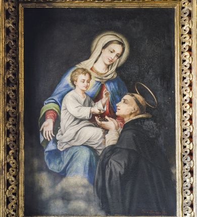 Zdjęcie nr 3: Prostopadłościenny ołtarz z retabulum posadowionym na dwustrefowym cokole. Nastawa ujęta parami kolumn, z których zewnętrzne są wysunięte do przodu, a środkowe cofnięte do tyłu, z kapitelami kompozytowymi, podtrzymującymi przełamujące się nad nimi belkowanie, z wydatnym gzymsem ozdobionym kostkowaniem. Na osi kolumn skrajnych faliste naczółki, nad częścią środkową Oko Opatrzności obramione chmurami, na tle promienistej glorii. Pośrodku nastawy prostokątny obraz w profilowanej ramie wypełnionej kwiatonami z wyobrażeniem Matki Boskiej Różańcowej i św. Dominikiem. 

