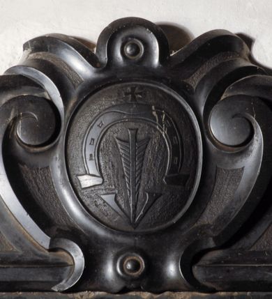 Zdjęcie nr 3: Tablica epitafijna w formie zbliżonej do kwadratu, w profilowanym obramieniu z uszakami przechodzącymi w spływy wolutowe. Nad płytą kartusz wokół owalnego, wypukłego pola z godłem herbu Dołęga. Pod płytą woluty stykają się z fartuchem. Na tablicy inskrypcja: „D(EO) O(PTIMO) M(AXIMO) / ET MAGNAE DEI MATRI HONOR AETERNVS. / PYS MANIBV(S) LONGA FELICITAS MARTINI DOBRVCHOWSKI, / CVIVS FLORE[M] AETATIS SOCIETAS IESV PER OMNES BONA/RV(M) ARTIV(M) DISCIPLINAS PIE AC FELICITER EXCOLVIT; / IVVENTVTE(M) SIGNA IMPERATORIA MAGNI EXCERCITVV(M) DVCIS / STANISLAI ZOŁKIEVII IDONEAM REBVS GERENDIS / FIRMAVERVNT. / HINC / RELIQVV(M) AETATIS ROBVR IN AVLA(M) MARTINI SZYSZKOVII: / EP(ISCOP)I CRACOVIEN(SIS). VIRIS ILLVSTRIB(US) FERACE(M) INTVLIT. / A QVO PRAEFECTVRA WAWRZYNECENSI ORNATVS EPI/SCOPALIS IN PAVPERES, ET SACROS HOMINES LIBERA/LITATIS LVCVLENTVS FVIT TESTIS, / AC FIDVS HAERES / CV(M) ET IPSE MVNIFICVS EIVS VIRTVTIS CVLTOR DE PRO/PRYS FORTVNAE BONIS PER OMNEM VITA(M) ESSET; / ANTIQVI MORIS, ET PLVRIMIS CONSPICVVS VIRTVTIBVS, / OBYT ANNO D(OMI)NI. 1640. MENSE IVNIO DIE 24 / AETATIS 5O. INGENTI OMNIBVS RELICTO / DESIDERIO SVI”.