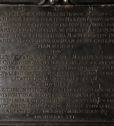Zdjęcie nr 6: Tablica epitafijna w formie zbliżonej do kwadratu, w profilowanym obramieniu z uszakami przechodzącymi w spływy wolutowe. Nad płytą kartusz wokół owalnego, wypukłego pola z godłem herbu Dołęga. Pod płytą woluty stykają się z fartuchem. Na tablicy inskrypcja: „D(EO) O(PTIMO) M(AXIMO) / ET MAGNAE DEI MATRI HONOR AETERNVS. / PYS MANIBV(S) LONGA FELICITAS MARTINI DOBRVCHOWSKI, / CVIVS FLORE[M] AETATIS SOCIETAS IESV PER OMNES BONA/RV(M) ARTIV(M) DISCIPLINAS PIE AC FELICITER EXCOLVIT; / IVVENTVTE(M) SIGNA IMPERATORIA MAGNI EXCERCITVV(M) DVCIS / STANISLAI ZOŁKIEVII IDONEAM REBVS GERENDIS / FIRMAVERVNT. / HINC / RELIQVV(M) AETATIS ROBVR IN AVLA(M) MARTINI SZYSZKOVII: / EP(ISCOP)I CRACOVIEN(SIS). VIRIS ILLVSTRIB(US) FERACE(M) INTVLIT. / A QVO PRAEFECTVRA WAWRZYNECENSI ORNATVS EPI/SCOPALIS IN PAVPERES, ET SACROS HOMINES LIBERA/LITATIS LVCVLENTVS FVIT TESTIS, / AC FIDVS HAERES / CV(M) ET IPSE MVNIFICVS EIVS VIRTVTIS CVLTOR DE PRO/PRYS FORTVNAE BONIS PER OMNEM VITA(M) ESSET; / ANTIQVI MORIS, ET PLVRIMIS CONSPICVVS VIRTVTIBVS, / OBYT ANNO D(OMI)NI. 1640. MENSE IVNIO DIE 24 / AETATIS 5O. INGENTI OMNIBVS RELICTO / DESIDERIO SVI”.