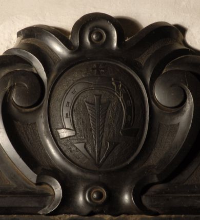 Zdjęcie nr 4: Tablica epitafijna w formie zbliżonej do kwadratu, w profilowanym obramieniu z uszakami przechodzącymi w spływy wolutowe. Nad płytą kartusz wokół owalnego, wypukłego pola z godłem herbu Dołęga. Pod płytą woluty stykają się z fartuchem. Na tablicy inskrypcja: „D(EO) O(PTIMO) M(AXIMO) / ET MAGNAE DEI MATRI HONOR AETERNVS. / PYS MANIBV(S) LONGA FELICITAS MARTINI DOBRVCHOWSKI, / CVIVS FLORE[M] AETATIS SOCIETAS IESV PER OMNES BONA/RV(M) ARTIV(M) DISCIPLINAS PIE AC FELICITER EXCOLVIT; / IVVENTVTE(M) SIGNA IMPERATORIA MAGNI EXCERCITVV(M) DVCIS / STANISLAI ZOŁKIEVII IDONEAM REBVS GERENDIS / FIRMAVERVNT. / HINC / RELIQVV(M) AETATIS ROBVR IN AVLA(M) MARTINI SZYSZKOVII: / EP(ISCOP)I CRACOVIEN(SIS). VIRIS ILLVSTRIB(US) FERACE(M) INTVLIT. / A QVO PRAEFECTVRA WAWRZYNECENSI ORNATVS EPI/SCOPALIS IN PAVPERES, ET SACROS HOMINES LIBERA/LITATIS LVCVLENTVS FVIT TESTIS, / AC FIDVS HAERES / CV(M) ET IPSE MVNIFICVS EIVS VIRTVTIS CVLTOR DE PRO/PRYS FORTVNAE BONIS PER OMNEM VITA(M) ESSET; / ANTIQVI MORIS, ET PLVRIMIS CONSPICVVS VIRTVTIBVS, / OBYT ANNO D(OMI)NI. 1640. MENSE IVNIO DIE 24 / AETATIS 5O. INGENTI OMNIBVS RELICTO / DESIDERIO SVI”.