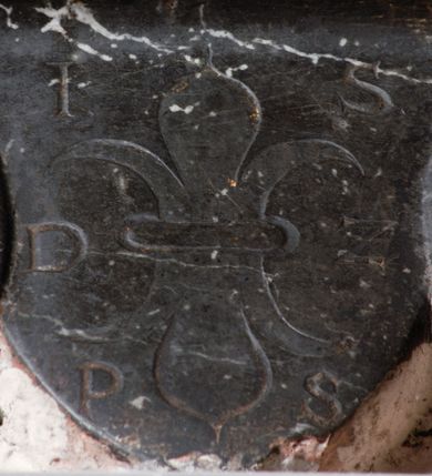 Zdjęcie nr 10: Tablica epitafijna w kształcie zbliżonym do kwadratu ujęta uszakami przechodzącymi w spływy wolutowe. Nad tablicą kartusz z godłem herbu Tępa Podkowa (wg Chrząńskiego odmiana typu c) i syglami A[LBERTUS] S[ADKOWSKI] P[LEBANUS] S[PYTKOVECENSIS] L[YPNICENSIS], zwieńczony krzyżem. Pod tablicą tarcza herbowa z godłem herbu Gozdawa i syglami I[OSEPHUS] S[ADKOWSKI] D[ECANVS] Z[ATORIENSIS] P[LEBANUS] S[PYTKOVeCENSIS]. Na tablicy inskrypcja: &quot;D[EO] O[PTIMO] M[AXIMO] / HOSPES / LEVEM HVMANAE FORTIS LVDVM SPESQVE FALSAS / HINC ADDISCE. / REVERENDVS ALBERTUS SADKOWSKI / SPYTKOVECENSIS LYPNICEN(IS) PLEBANVS QVI / SENILEM IVVENTAM PRAEMATVRA MORTE DEPOSVIT / IN QVO BREVIS AETAS SED ADVLTA VIRTVS FVIT / OBIIT 28 FEBRVARII ANNO DOMINI / 1640 AETATIS SVA ANNO 31 / HVIC / AMORIS ET MEMORIAE EXECVTOR ET SVCCESSOR / JOSEPHVS SADOWSKI DECANVS ZATORIENSIS / ECCLESIAE HVIVS SPYTKOVECENSIS / QVAM VIDES PRIMVS PLEBANVS POSVIT / HANC / ILL(USTRISI)MORUM MARTINI SZYSZKOWSKI CRACOVIEN[SIS] ET NICOLAI SZYSZKOWSKI VARMIEN[SIS] PONTIFICVM / LIBERALITAS A FVNDAMENTIS EREXIT / ANNO DOMINI 1646 / ADDE LECTOR PIIS MANIBVS PIVM SVSPIRIVM&quot;.

