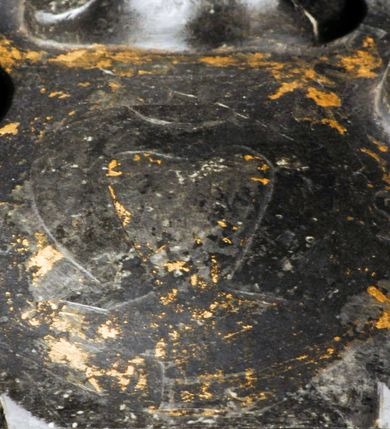 Zdjęcie nr 9: Tablica epitafijna w kształcie zbliżonym do kwadratu ujęta uszakami przechodzącymi w spływy wolutowe. Nad tablicą kartusz z godłem herbu Tępa Podkowa (wg Chrząńskiego odmiana typu c) i syglami A[LBERTUS] S[ADKOWSKI] P[LEBANUS] S[PYTKOVECENSIS] L[YPNICENSIS], zwieńczony krzyżem. Pod tablicą tarcza herbowa z godłem herbu Gozdawa i syglami I[OSEPHUS] S[ADKOWSKI] D[ECANVS] Z[ATORIENSIS] P[LEBANUS] S[PYTKOVeCENSIS]. Na tablicy inskrypcja: "D[EO] O[PTIMO] M[AXIMO] / HOSPES / LEVEM HVMANAE FORTIS LVDVM SPESQVE FALSAS / HINC ADDISCE. / REVERENDVS ALBERTUS SADKOWSKI / SPYTKOVECENSIS LYPNICEN(IS) PLEBANVS QVI / SENILEM IVVENTAM PRAEMATVRA MORTE DEPOSVIT / IN QVO BREVIS AETAS SED ADVLTA VIRTVS FVIT / OBIIT 28 FEBRVARII ANNO DOMINI / 1640 AETATIS SVA ANNO 31 / HVIC / AMORIS ET MEMORIAE EXECVTOR ET SVCCESSOR / JOSEPHVS SADOWSKI DECANVS ZATORIENSIS / ECCLESIAE HVIVS SPYTKOVECENSIS / QVAM VIDES PRIMVS PLEBANVS POSVIT / HANC / ILL(USTRISI)MORUM MARTINI SZYSZKOWSKI CRACOVIEN[SIS] ET NICOLAI SZYSZKOWSKI VARMIEN[SIS] PONTIFICVM / LIBERALITAS A FVNDAMENTIS EREXIT / ANNO DOMINI 1646 / ADDE LECTOR PIIS MANIBVS PIVM SVSPIRIVM".

