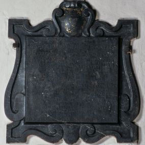 Zdjęcie nr 1: Tablica epitafijna w kształcie zbliżonym do kwadratu ujęta uszakami przechodzącymi w spływy wolutowe. Nad tablicą kartusz z godłem herbu Tępa Podkowa (wg Chrząńskiego odmiana typu c) i syglami A[LBERTUS] S[ADKOWSKI] P[LEBANUS] S[PYTKOVECENSIS] L[YPNICENSIS], zwieńczony krzyżem. Pod tablicą tarcza herbowa z godłem herbu Gozdawa i syglami I[OSEPHUS] S[ADKOWSKI] D[ECANVS] Z[ATORIENSIS] P[LEBANUS] S[PYTKOVeCENSIS]. Na tablicy inskrypcja: &quot;D[EO] O[PTIMO] M[AXIMO] / HOSPES / LEVEM HVMANAE FORTIS LVDVM SPESQVE FALSAS / HINC ADDISCE. / REVERENDVS ALBERTUS SADKOWSKI / SPYTKOVECENSIS LYPNICEN(IS) PLEBANVS QVI / SENILEM IVVENTAM PRAEMATVRA MORTE DEPOSVIT / IN QVO BREVIS AETAS SED ADVLTA VIRTVS FVIT / OBIIT 28 FEBRVARII ANNO DOMINI / 1640 AETATIS SVA ANNO 31 / HVIC / AMORIS ET MEMORIAE EXECVTOR ET SVCCESSOR / JOSEPHVS SADOWSKI DECANVS ZATORIENSIS / ECCLESIAE HVIVS SPYTKOVECENSIS / QVAM VIDES PRIMVS PLEBANVS POSVIT / HANC / ILL(USTRISI)MORUM MARTINI SZYSZKOWSKI CRACOVIEN[SIS] ET NICOLAI SZYSZKOWSKI VARMIEN[SIS] PONTIFICVM / LIBERALITAS A FVNDAMENTIS EREXIT / ANNO DOMINI 1646 / ADDE LECTOR PIIS MANIBVS PIVM SVSPIRIVM&quot;.

