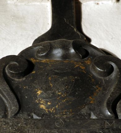 Zdjęcie nr 8: Tablica epitafijna w kształcie zbliżonym do kwadratu ujęta uszakami przechodzącymi w spływy wolutowe. Nad tablicą kartusz z godłem herbu Tępa Podkowa (wg Chrząńskiego odmiana typu c) i syglami A[LBERTUS] S[ADKOWSKI] P[LEBANUS] S[PYTKOVECENSIS] L[YPNICENSIS], zwieńczony krzyżem. Pod tablicą tarcza herbowa z godłem herbu Gozdawa i syglami I[OSEPHUS] S[ADKOWSKI] D[ECANVS] Z[ATORIENSIS] P[LEBANUS] S[PYTKOVeCENSIS]. Na tablicy inskrypcja: "D[EO] O[PTIMO] M[AXIMO] / HOSPES / LEVEM HVMANAE FORTIS LVDVM SPESQVE FALSAS / HINC ADDISCE. / REVERENDVS ALBERTUS SADKOWSKI / SPYTKOVECENSIS LYPNICEN(IS) PLEBANVS QVI / SENILEM IVVENTAM PRAEMATVRA MORTE DEPOSVIT / IN QVO BREVIS AETAS SED ADVLTA VIRTVS FVIT / OBIIT 28 FEBRVARII ANNO DOMINI / 1640 AETATIS SVA ANNO 31 / HVIC / AMORIS ET MEMORIAE EXECVTOR ET SVCCESSOR / JOSEPHVS SADOWSKI DECANVS ZATORIENSIS / ECCLESIAE HVIVS SPYTKOVECENSIS / QVAM VIDES PRIMVS PLEBANVS POSVIT / HANC / ILL(USTRISI)MORUM MARTINI SZYSZKOWSKI CRACOVIEN[SIS] ET NICOLAI SZYSZKOWSKI VARMIEN[SIS] PONTIFICVM / LIBERALITAS A FVNDAMENTIS EREXIT / ANNO DOMINI 1646 / ADDE LECTOR PIIS MANIBVS PIVM SVSPIRIVM".

