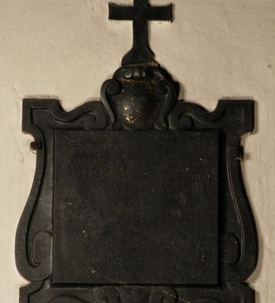 Zdjęcie nr 7: Tablica epitafijna w kształcie zbliżonym do kwadratu ujęta uszakami przechodzącymi w spływy wolutowe. Nad tablicą kartusz z godłem herbu Tępa Podkowa (wg Chrząńskiego odmiana typu c) i syglami A[LBERTUS] S[ADKOWSKI] P[LEBANUS] S[PYTKOVECENSIS] L[YPNICENSIS], zwieńczony krzyżem. Pod tablicą tarcza herbowa z godłem herbu Gozdawa i syglami I[OSEPHUS] S[ADKOWSKI] D[ECANVS] Z[ATORIENSIS] P[LEBANUS] S[PYTKOVeCENSIS]. Na tablicy inskrypcja: &quot;D[EO] O[PTIMO] M[AXIMO] / HOSPES / LEVEM HVMANAE FORTIS LVDVM SPESQVE FALSAS / HINC ADDISCE. / REVERENDVS ALBERTUS SADKOWSKI / SPYTKOVECENSIS LYPNICEN(IS) PLEBANVS QVI / SENILEM IVVENTAM PRAEMATVRA MORTE DEPOSVIT / IN QVO BREVIS AETAS SED ADVLTA VIRTVS FVIT / OBIIT 28 FEBRVARII ANNO DOMINI / 1640 AETATIS SVA ANNO 31 / HVIC / AMORIS ET MEMORIAE EXECVTOR ET SVCCESSOR / JOSEPHVS SADOWSKI DECANVS ZATORIENSIS / ECCLESIAE HVIVS SPYTKOVECENSIS / QVAM VIDES PRIMVS PLEBANVS POSVIT / HANC / ILL(USTRISI)MORUM MARTINI SZYSZKOWSKI CRACOVIEN[SIS] ET NICOLAI SZYSZKOWSKI VARMIEN[SIS] PONTIFICVM / LIBERALITAS A FVNDAMENTIS EREXIT / ANNO DOMINI 1646 / ADDE LECTOR PIIS MANIBVS PIVM SVSPIRIVM&quot;.

