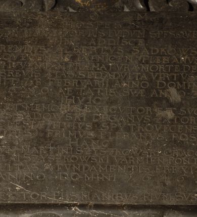 Zdjęcie nr 4: Tablica epitafijna w kształcie zbliżonym do kwadratu ujęta uszakami przechodzącymi w spływy wolutowe. Nad tablicą kartusz z godłem herbu Tępa Podkowa (wg Chrząńskiego odmiana typu c) i syglami A[LBERTUS] S[ADKOWSKI] P[LEBANUS] S[PYTKOVECENSIS] L[YPNICENSIS], zwieńczony krzyżem. Pod tablicą tarcza herbowa z godłem herbu Gozdawa i syglami I[OSEPHUS] S[ADKOWSKI] D[ECANVS] Z[ATORIENSIS] P[LEBANUS] S[PYTKOVeCENSIS]. Na tablicy inskrypcja: "D[EO] O[PTIMO] M[AXIMO] / HOSPES / LEVEM HVMANAE FORTIS LVDVM SPESQVE FALSAS / HINC ADDISCE. / REVERENDVS ALBERTUS SADKOWSKI / SPYTKOVECENSIS LYPNICEN(IS) PLEBANVS QVI / SENILEM IVVENTAM PRAEMATVRA MORTE DEPOSVIT / IN QVO BREVIS AETAS SED ADVLTA VIRTVS FVIT / OBIIT 28 FEBRVARII ANNO DOMINI / 1640 AETATIS SVA ANNO 31 / HVIC / AMORIS ET MEMORIAE EXECVTOR ET SVCCESSOR / JOSEPHVS SADOWSKI DECANVS ZATORIENSIS / ECCLESIAE HVIVS SPYTKOVECENSIS / QVAM VIDES PRIMVS PLEBANVS POSVIT / HANC / ILL(USTRISI)MORUM MARTINI SZYSZKOWSKI CRACOVIEN[SIS] ET NICOLAI SZYSZKOWSKI VARMIEN[SIS] PONTIFICVM / LIBERALITAS A FVNDAMENTIS EREXIT / ANNO DOMINI 1646 / ADDE LECTOR PIIS MANIBVS PIVM SVSPIRIVM".

