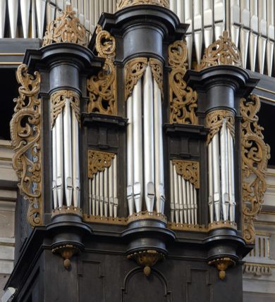 Zdjęcie nr 3: Część zachodnią nawy kościoła zamyka murowany, trójarkadowy chór muzyczny. Sklepiony jest on krzyżowo, dostępny od południa, wsparty na dwóch filarach opiętych pilastrami od strony wschodniej, oraz dwóch półfilarach przylegających do ścian. Parapet chóru zakończony jest uproszczonym belkowaniem dźwiganym przez półfilary oraz wąskimi pilastrami ponad arkadami, umieszczonymi na ich osi. Belkowanie zostało wyłamane ponad filarami i pilastrami. Powyżej arkad, w przestrzeniach między pilastrami umieszczone są płyciny dopasowane kształtem do pola, które zajmują. Otoczone są profilowaną, złoconą ramą.
Prospekt organowy wykonany z drewna, wsparty na wysokim cokole, z trzema wieżyczkami na rzucie półkolistym, osadzone na postumentach z podwieszonymi rozetami i szyszkami. Między wieżyczkami, z których środkowa jest wyższa od bocznych. Zarówno wieżyczki jak i ścianki z piszczałkami są zwieńczone odcinkami gzymsów. Cały instrument zdobiony ornamentem małżowinowo-chrząstkowym, występującym w formie zwieńczeń, uszu i dekoracji górnej części grup piszczałek. Elementy ornamentalne złocone. Korpus prospektu zdobią trzy płyciny. Środkowa, dwa razy szersza płycina ma kształt stojącego prostokąta zakończonego łukiem nadwieszonym. Z kolei dwie symetryczne płyciny skrajne zakończone są łukiem dwudzielnym. Wszystkie obejmuje profilowana rama.