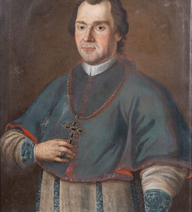 Zdjęcie nr 9: Obraz w kształcie stojącego prostokąta, ujętego profilowaną, złoconą ramą przedstawia ukazanego w półpostaci biskupa Wacława Sierakowskiego zwróconego w trzech czwartych w prawo. Mężczyzna jest w średnim wieku. Twarz lekko wydłużona z obwisłymi policzkami, okolona czarnymi, lekko falowanymi włosami. Wysokie czoło, duże migdałowate, ciemne oczy, duży nos oraz zaciśnięte usta, wokół nich zmarszczki. Biskup ubrany jest w białą rokietę z haftowanymi wstawkami na rękawach oraz wzdłuż szaty, w kolorze niebieskim. Pod szyją biały kołnierzyk. Na ramiona narzucony mantolet  z guziczkami i czerwoną podszewką. Na złotym łańcuchu zawieszony złoty krzyż pektoralny, wysadzany kamieniami szlachetnymi. Lewa ręka opuszczona wzdłuż ciała, nie widać dłoni, prawa, zgięta w łokciu. Biskup dwoma placami przytrzymuje krzyż pektoralny.
Tło ciemne, delikatnie rozjaśnione wokół sylwetki. 
Na odwrocie napis „Venceslaus Hieranynius de Bagusławiae Sierakowski Episcopus Cameno[c]ensis” oraz nad pieczęcią „Antonius Masłowski pinxit / Crac(oviae) 1740. (dies) 15 Martii”.