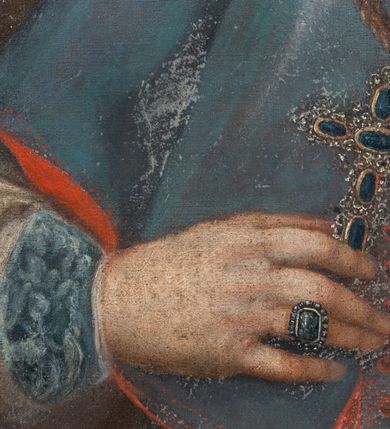 Zdjęcie nr 3: Obraz w kształcie stojącego prostokąta, ujętego profilowaną, złoconą ramą przedstawia ukazanego w półpostaci biskupa Wacława Sierakowskiego zwróconego w trzech czwartych w prawo. Mężczyzna jest w średnim wieku. Twarz lekko wydłużona z obwisłymi policzkami, okolona czarnymi, lekko falowanymi włosami. Wysokie czoło, duże migdałowate, ciemne oczy, duży nos oraz zaciśnięte usta, wokół nich zmarszczki. Biskup ubrany jest w białą rokietę z haftowanymi wstawkami na rękawach oraz wzdłuż szaty, w kolorze niebieskim. Pod szyją biały kołnierzyk. Na ramiona narzucony mantolet  z guziczkami i czerwoną podszewką. Na złotym łańcuchu zawieszony złoty krzyż pektoralny, wysadzany kamieniami szlachetnymi. Lewa ręka opuszczona wzdłuż ciała, nie widać dłoni, prawa, zgięta w łokciu. Biskup dwoma placami przytrzymuje krzyż pektoralny.
Tło ciemne, delikatnie rozjaśnione wokół sylwetki. 
Na odwrocie napis „Venceslaus Hieranynius de Bagusławiae Sierakowski Episcopus Cameno[c]ensis” oraz nad pieczęcią „Antonius Masłowski pinxit / Crac(oviae) 1740. (dies) 15 Martii”.