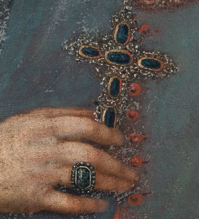 Zdjęcie nr 2: Obraz w kształcie stojącego prostokąta, ujętego profilowaną, złoconą ramą przedstawia ukazanego w półpostaci biskupa Wacława Sierakowskiego zwróconego w trzech czwartych w prawo. Mężczyzna jest w średnim wieku. Twarz lekko wydłużona z obwisłymi policzkami, okolona czarnymi, lekko falowanymi włosami. Wysokie czoło, duże migdałowate, ciemne oczy, duży nos oraz zaciśnięte usta, wokół nich zmarszczki. Biskup ubrany jest w białą rokietę z haftowanymi wstawkami na rękawach oraz wzdłuż szaty, w kolorze niebieskim. Pod szyją biały kołnierzyk. Na ramiona narzucony mantolet  z guziczkami i czerwoną podszewką. Na złotym łańcuchu zawieszony złoty krzyż pektoralny, wysadzany kamieniami szlachetnymi. Lewa ręka opuszczona wzdłuż ciała, nie widać dłoni, prawa, zgięta w łokciu. Biskup dwoma placami przytrzymuje krzyż pektoralny.
Tło ciemne, delikatnie rozjaśnione wokół sylwetki. 
Na odwrocie napis „Venceslaus Hieranynius de Bagusławiae Sierakowski Episcopus Cameno[c]ensis” oraz nad pieczęcią „Antonius Masłowski pinxit / Crac(oviae) 1740. (dies) 15 Martii”.