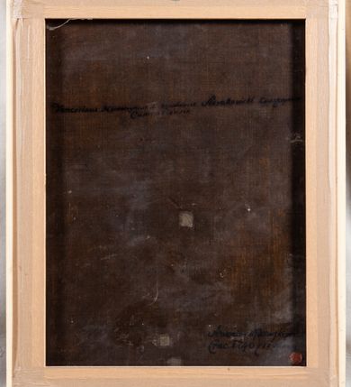 Zdjęcie nr 6: Obraz w kształcie stojącego prostokąta, ujętego profilowaną, złoconą ramą przedstawia ukazanego w półpostaci biskupa Wacława Sierakowskiego zwróconego w trzech czwartych w prawo. Mężczyzna jest w średnim wieku. Twarz lekko wydłużona z obwisłymi policzkami, okolona czarnymi, lekko falowanymi włosami. Wysokie czoło, duże migdałowate, ciemne oczy, duży nos oraz zaciśnięte usta, wokół nich zmarszczki. Biskup ubrany jest w białą rokietę z haftowanymi wstawkami na rękawach oraz wzdłuż szaty, w kolorze niebieskim. Pod szyją biały kołnierzyk. Na ramiona narzucony mantolet  z guziczkami i czerwoną podszewką. Na złotym łańcuchu zawieszony złoty krzyż pektoralny, wysadzany kamieniami szlachetnymi. Lewa ręka opuszczona wzdłuż ciała, nie widać dłoni, prawa, zgięta w łokciu. Biskup dwoma placami przytrzymuje krzyż pektoralny.
Tło ciemne, delikatnie rozjaśnione wokół sylwetki. 
Na odwrocie napis „Venceslaus Hieranynius de Bagusławiae Sierakowski Episcopus Cameno[c]ensis” oraz nad pieczęcią „Antonius Masłowski pinxit / Crac(oviae) 1740. (dies) 15 Martii”.