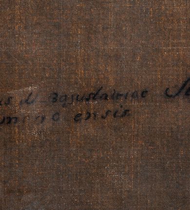 Zdjęcie nr 7: Obraz w kształcie stojącego prostokąta, ujętego profilowaną, złoconą ramą przedstawia ukazanego w półpostaci biskupa Wacława Sierakowskiego zwróconego w trzech czwartych w prawo. Mężczyzna jest w średnim wieku. Twarz lekko wydłużona z obwisłymi policzkami, okolona czarnymi, lekko falowanymi włosami. Wysokie czoło, duże migdałowate, ciemne oczy, duży nos oraz zaciśnięte usta, wokół nich zmarszczki. Biskup ubrany jest w białą rokietę z haftowanymi wstawkami na rękawach oraz wzdłuż szaty, w kolorze niebieskim. Pod szyją biały kołnierzyk. Na ramiona narzucony mantolet  z guziczkami i czerwoną podszewką. Na złotym łańcuchu zawieszony złoty krzyż pektoralny, wysadzany kamieniami szlachetnymi. Lewa ręka opuszczona wzdłuż ciała, nie widać dłoni, prawa, zgięta w łokciu. Biskup dwoma placami przytrzymuje krzyż pektoralny.
Tło ciemne, delikatnie rozjaśnione wokół sylwetki. 
Na odwrocie napis „Venceslaus Hieranynius de Bagusławiae Sierakowski Episcopus Cameno[c]ensis” oraz nad pieczęcią „Antonius Masłowski pinxit / Crac(oviae) 1740. (dies) 15 Martii”.