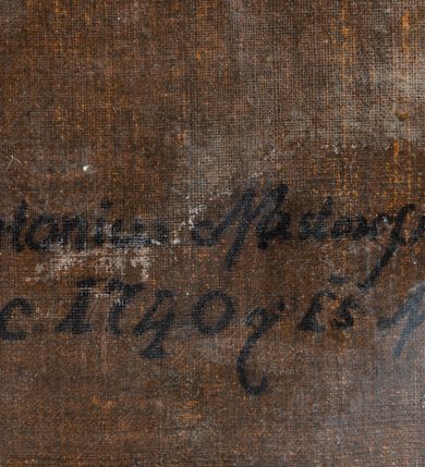 Zdjęcie nr 8: Obraz w kształcie stojącego prostokąta, ujętego profilowaną, złoconą ramą przedstawia ukazanego w półpostaci biskupa Wacława Sierakowskiego zwróconego w trzech czwartych w prawo. Mężczyzna jest w średnim wieku. Twarz lekko wydłużona z obwisłymi policzkami, okolona czarnymi, lekko falowanymi włosami. Wysokie czoło, duże migdałowate, ciemne oczy, duży nos oraz zaciśnięte usta, wokół nich zmarszczki. Biskup ubrany jest w białą rokietę z haftowanymi wstawkami na rękawach oraz wzdłuż szaty, w kolorze niebieskim. Pod szyją biały kołnierzyk. Na ramiona narzucony mantolet  z guziczkami i czerwoną podszewką. Na złotym łańcuchu zawieszony złoty krzyż pektoralny, wysadzany kamieniami szlachetnymi. Lewa ręka opuszczona wzdłuż ciała, nie widać dłoni, prawa, zgięta w łokciu. Biskup dwoma placami przytrzymuje krzyż pektoralny.
Tło ciemne, delikatnie rozjaśnione wokół sylwetki. 
Na odwrocie napis „Venceslaus Hieranynius de Bagusławiae Sierakowski Episcopus Cameno[c]ensis” oraz nad pieczęcią „Antonius Masłowski pinxit / Crac(oviae) 1740. (dies) 15 Martii”.