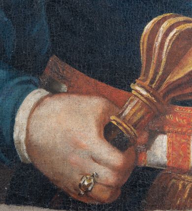 Zdjęcie nr 4: Obraz w kształcie stojącego prostokąta ujętego profilowaną, złoconą ramą. Roman Sierakowski w ujęciu półpostaciowym, na wprost, z głową skierowaną w trzech czwartych w prawo. Przedstawiony jako mężczyzna w średnim wieku. Twarz szlachcica okrągła, pełna, wysokie czoło, widoczna łysina. Oczy małe, głęboko osadzone, prosty nos, wąskie zaciśnięte usta, nad którymi czarne wąsy. Krótka szyja. Ubrany jest w białą koszulę, spiętą pod szyją fibulą. Na koszuli srebrna zbroja łuskowa dekoracyjnie zakończona pod szyją pozłacanym wiciami. Szatę wierzchnią stanowi granatowy żupan, przewiązany biało-czerwonym pasem kontuszowym, zakończonym złotą frędzlą. Do pasa, po lewej stronie  przytwierdzona za pomocą złotego plecionego sznura karabela. Lewa ręka lekko uniesiona, nie widać dłoni, zaś prawa lekko zgięta w łokciu, trzyma w niej buzdygan. Na palcu  serdecznym prawej ręki pierścień z kamieniem szlachetnym. Na lewej piersi wyszyta gwiazda orderowa, a cały żupan przepasany jest wstęgą Orderu Świętego Stanisława, w kolorach czerwonym i białym. U dołu przedstawienia banderola z napisem ,,Roman z Bogusławic Sierakowski Hrabia S(więte)go / P(aństwa) Rzymskiego Chorązy Woiewodztwa kra/kowskiego Orderu S(więte)go Stanisława Kawaler”. Na odwrociu napis „Ant(oni) Masłowski pinxit / Crac(oviae) (dies) (pri)ma (decem)bris” oraz drugi nieczytelny. 
Tło ciemne, brunatne z rozjaśnieniami wokół sylwetki  szlachcica.