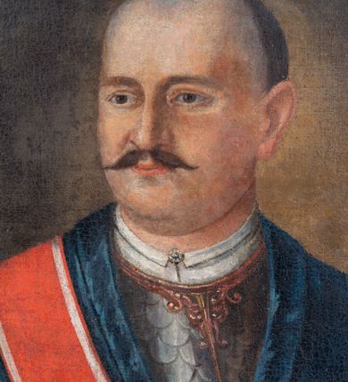 Zdjęcie nr 2: Obraz w kształcie stojącego prostokąta ujętego profilowaną, złoconą ramą. Roman Sierakowski w ujęciu półpostaciowym, na wprost, z głową skierowaną w trzech czwartych w prawo. Przedstawiony jako mężczyzna w średnim wieku. Twarz szlachcica okrągła, pełna, wysokie czoło, widoczna łysina. Oczy małe, głęboko osadzone, prosty nos, wąskie zaciśnięte usta, nad którymi czarne wąsy. Krótka szyja. Ubrany jest w białą koszulę, spiętą pod szyją fibulą. Na koszuli srebrna zbroja łuskowa dekoracyjnie zakończona pod szyją pozłacanym wiciami. Szatę wierzchnią stanowi granatowy żupan, przewiązany biało-czerwonym pasem kontuszowym, zakończonym złotą frędzlą. Do pasa, po lewej stronie  przytwierdzona za pomocą złotego plecionego sznura karabela. Lewa ręka lekko uniesiona, nie widać dłoni, zaś prawa lekko zgięta w łokciu, trzyma w niej buzdygan. Na palcu  serdecznym prawej ręki pierścień z kamieniem szlachetnym. Na lewej piersi wyszyta gwiazda orderowa, a cały żupan przepasany jest wstęgą Orderu Świętego Stanisława, w kolorach czerwonym i białym. U dołu przedstawienia banderola z napisem ,,Roman z Bogusławic Sierakowski Hrabia S(więte)go / P(aństwa) Rzymskiego Chorązy Woiewodztwa kra/kowskiego Orderu S(więte)go Stanisława Kawaler”. Na odwrociu napis „Ant(oni) Masłowski pinxit / Crac(oviae) (dies) (pri)ma (decem)bris” oraz drugi nieczytelny. 
Tło ciemne, brunatne z rozjaśnieniami wokół sylwetki  szlachcica.