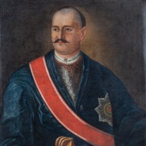 Zdjęcie nr 1: Obraz w kształcie stojącego prostokąta ujętego profilowaną, złoconą ramą. Roman Sierakowski w ujęciu półpostaciowym, na wprost, z głową skierowaną w trzech czwartych w prawo. Przedstawiony jako mężczyzna w średnim wieku. Twarz szlachcica okrągła, pełna, wysokie czoło, widoczna łysina. Oczy małe, głęboko osadzone, prosty nos, wąskie zaciśnięte usta, nad którymi czarne wąsy. Krótka szyja. Ubrany jest w białą koszulę, spiętą pod szyją fibulą. Na koszuli srebrna zbroja łuskowa dekoracyjnie zakończona pod szyją pozłacanym wiciami. Szatę wierzchnią stanowi granatowy żupan, przewiązany biało-czerwonym pasem kontuszowym, zakończonym złotą frędzlą. Do pasa, po lewej stronie  przytwierdzona za pomocą złotego plecionego sznura karabela. Lewa ręka lekko uniesiona, nie widać dłoni, zaś prawa lekko zgięta w łokciu, trzyma w niej buzdygan. Na palcu  serdecznym prawej ręki pierścień z kamieniem szlachetnym. Na lewej piersi wyszyta gwiazda orderowa, a cały żupan przepasany jest wstęgą Orderu Świętego Stanisława, w kolorach czerwonym i białym. U dołu przedstawienia banderola z napisem ,,Roman z Bogusławic Sierakowski Hrabia S(więte)go / P(aństwa) Rzymskiego Chorązy Woiewodztwa kra/kowskiego Orderu S(więte)go Stanisława Kawaler”. Na odwrociu napis „Ant(oni) Masłowski pinxit / Crac(oviae) (dies) (pri)ma (decem)bris” oraz drugi nieczytelny. 
Tło ciemne, brunatne z rozjaśnieniami wokół sylwetki  szlachcica.