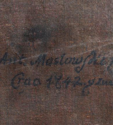 Zdjęcie nr 6: Obraz w kształcie stojącego prostokąta ujętego profilowaną, złoconą ramą. Roman Sierakowski w ujęciu półpostaciowym, na wprost, z głową skierowaną w trzech czwartych w prawo. Przedstawiony jako mężczyzna w średnim wieku. Twarz szlachcica okrągła, pełna, wysokie czoło, widoczna łysina. Oczy małe, głęboko osadzone, prosty nos, wąskie zaciśnięte usta, nad którymi czarne wąsy. Krótka szyja. Ubrany jest w białą koszulę, spiętą pod szyją fibulą. Na koszuli srebrna zbroja łuskowa dekoracyjnie zakończona pod szyją pozłacanym wiciami. Szatę wierzchnią stanowi granatowy żupan, przewiązany biało-czerwonym pasem kontuszowym, zakończonym złotą frędzlą. Do pasa, po lewej stronie  przytwierdzona za pomocą złotego plecionego sznura karabela. Lewa ręka lekko uniesiona, nie widać dłoni, zaś prawa lekko zgięta w łokciu, trzyma w niej buzdygan. Na palcu  serdecznym prawej ręki pierścień z kamieniem szlachetnym. Na lewej piersi wyszyta gwiazda orderowa, a cały żupan przepasany jest wstęgą Orderu Świętego Stanisława, w kolorach czerwonym i białym. U dołu przedstawienia banderola z napisem ,,Roman z Bogusławic Sierakowski Hrabia S(więte)go / P(aństwa) Rzymskiego Chorązy Woiewodztwa kra/kowskiego Orderu S(więte)go Stanisława Kawaler”. Na odwrociu napis „Ant(oni) Masłowski pinxit / Crac(oviae) (dies) (pri)ma (decem)bris” oraz drugi nieczytelny. 
Tło ciemne, brunatne z rozjaśnieniami wokół sylwetki  szlachcica.