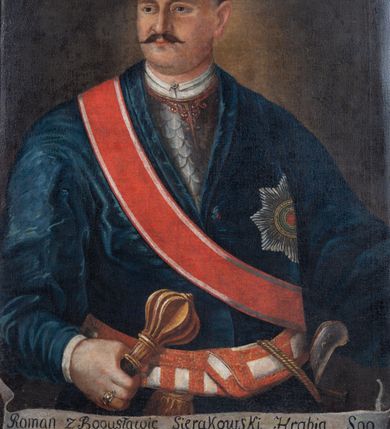 Zdjęcie nr 9: Obraz w kształcie stojącego prostokąta ujętego profilowaną, złoconą ramą. Roman Sierakowski w ujęciu półpostaciowym, na wprost, z głową skierowaną w trzech czwartych w prawo. Przedstawiony jako mężczyzna w średnim wieku. Twarz szlachcica okrągła, pełna, wysokie czoło, widoczna łysina. Oczy małe, głęboko osadzone, prosty nos, wąskie zaciśnięte usta, nad którymi czarne wąsy. Krótka szyja. Ubrany jest w białą koszulę, spiętą pod szyją fibulą. Na koszuli srebrna zbroja łuskowa dekoracyjnie zakończona pod szyją pozłacanym wiciami. Szatę wierzchnią stanowi granatowy żupan, przewiązany biało-czerwonym pasem kontuszowym, zakończonym złotą frędzlą. Do pasa, po lewej stronie  przytwierdzona za pomocą złotego plecionego sznura karabela. Lewa ręka lekko uniesiona, nie widać dłoni, zaś prawa lekko zgięta w łokciu, trzyma w niej buzdygan. Na palcu  serdecznym prawej ręki pierścień z kamieniem szlachetnym. Na lewej piersi wyszyta gwiazda orderowa, a cały żupan przepasany jest wstęgą Orderu Świętego Stanisława, w kolorach czerwonym i białym. U dołu przedstawienia banderola z napisem ,,Roman z Bogusławic Sierakowski Hrabia S(więte)go / P(aństwa) Rzymskiego Chorązy Woiewodztwa kra/kowskiego Orderu S(więte)go Stanisława Kawaler”. Na odwrociu napis „Ant(oni) Masłowski pinxit / Crac(oviae) (dies) (pri)ma (decem)bris” oraz drugi nieczytelny. 
Tło ciemne, brunatne z rozjaśnieniami wokół sylwetki  szlachcica.