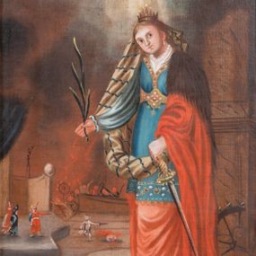 Zdjęcie nr 1: Obraz w kształcie stojącego prostokąta, ujętego profilowaną, złoconą ramą, z  całopostaciowym wyobrażeniem św. Katarzyny Aleksandryjskiej na tle marmurowego budynku. Święta w trzech czwartych zwrócona w prawo, lekko pochylona do przodu. Okrągła twarz z dużymi ciemnymi oczami, wydatnym nosem, małymi zaciśniętymi ustami z kącikami skierowanymi w dół i mocno zarysowanym podbródkiem. Włosy jasnobrązowe, z przedziałkiem pośrodku, zaczesane do tyłu. Lewe uchu ozdobione wiszącym kolczykiem. Święta ubrana jest w niebieską suknię wierzchnią ozdobioną przy dekolcie kamieniami szlachetnymi,  w talii spiętą złotym pasem wysadzanym szlachetnymi kamieniami, u dołu szaty  bordiura z motywów floralnym zakończona frędzlą. Suknia spodnia czerwona, udrapowana, z koronką pod szyją. Na lewe ramię zarzucony jest czerwony płaszcz z futrem. Na stopach ma czarne sandały, na głowie koronę ze szczytami w formie trójkątów zakończonych kamieniami szlachetnymi oraz  biały welon z poprzecznymi niebieskimi prążkami. Ręce świętej wysunięte do przodu, w prawej trzyma gałązkę palmową, a lewą wspiera na mieczu. Tuż za św. Katarzyną jest koło, z przodu, u jej stóp, pośród rozrzuconych kwiatów, leży zamknięta korona zdobiona perłami.  W dali scena męczeństwa świętej oraz pożoga. Na kamiennym podeście stoją trzy postacie – jedna w czerwonym stroju w czapce z piórem, druga w granatowej szacie i w nakryciu głowy, a trzecia w czerwonym płaszczu. Postać z nakryciem głowy z piórem wskazuje na rozgrywającą się scenę mordu – mężczyznę w białej przepasce na głowie, który trzyma w prawej ręce odciętą głowę, a w lewej miecz. Obok mężczyzny leżą zwłoki. Tło wypełniają skłębione chmury i dym. Ponad całą sceną  wśród chmur promienie oświetlające postać św. Katarzyny.