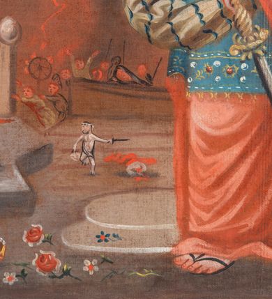 Zdjęcie nr 3: Obraz w kształcie stojącego prostokąta, ujętego profilowaną, złoconą ramą, z  całopostaciowym wyobrażeniem św. Katarzyny Aleksandryjskiej na tle marmurowego budynku. Święta w trzech czwartych zwrócona w prawo, lekko pochylona do przodu. Okrągła twarz z dużymi ciemnymi oczami, wydatnym nosem, małymi zaciśniętymi ustami z kącikami skierowanymi w dół i mocno zarysowanym podbródkiem. Włosy jasnobrązowe, z przedziałkiem pośrodku, zaczesane do tyłu. Lewe uchu ozdobione wiszącym kolczykiem. Święta ubrana jest w niebieską suknię wierzchnią ozdobioną przy dekolcie kamieniami szlachetnymi,  w talii spiętą złotym pasem wysadzanym szlachetnymi kamieniami, u dołu szaty  bordiura z motywów floralnym zakończona frędzlą. Suknia spodnia czerwona, udrapowana, z koronką pod szyją. Na lewe ramię zarzucony jest czerwony płaszcz z futrem. Na stopach ma czarne sandały, na głowie koronę ze szczytami w formie trójkątów zakończonych kamieniami szlachetnymi oraz  biały welon z poprzecznymi niebieskimi prążkami. Ręce świętej wysunięte do przodu, w prawej trzyma gałązkę palmową, a lewą wspiera na mieczu. Tuż za św. Katarzyną jest koło, z przodu, u jej stóp, pośród rozrzuconych kwiatów, leży zamknięta korona zdobiona perłami.  W dali scena męczeństwa świętej oraz pożoga. Na kamiennym podeście stoją trzy postacie – jedna w czerwonym stroju w czapce z piórem, druga w granatowej szacie i w nakryciu głowy, a trzecia w czerwonym płaszczu. Postać z nakryciem głowy z piórem wskazuje na rozgrywającą się scenę mordu – mężczyznę w białej przepasce na głowie, który trzyma w prawej ręce odciętą głowę, a w lewej miecz. Obok mężczyzny leżą zwłoki. Tło wypełniają skłębione chmury i dym. Ponad całą sceną  wśród chmur promienie oświetlające postać św. Katarzyny.