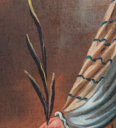 Zdjęcie nr 4: Obraz w kształcie stojącego prostokąta, ujętego profilowaną, złoconą ramą, z  całopostaciowym wyobrażeniem św. Katarzyny Aleksandryjskiej na tle marmurowego budynku. Święta w trzech czwartych zwrócona w prawo, lekko pochylona do przodu. Okrągła twarz z dużymi ciemnymi oczami, wydatnym nosem, małymi zaciśniętymi ustami z kącikami skierowanymi w dół i mocno zarysowanym podbródkiem. Włosy jasnobrązowe, z przedziałkiem pośrodku, zaczesane do tyłu. Lewe uchu ozdobione wiszącym kolczykiem. Święta ubrana jest w niebieską suknię wierzchnią ozdobioną przy dekolcie kamieniami szlachetnymi,  w talii spiętą złotym pasem wysadzanym szlachetnymi kamieniami, u dołu szaty  bordiura z motywów floralnym zakończona frędzlą. Suknia spodnia czerwona, udrapowana, z koronką pod szyją. Na lewe ramię zarzucony jest czerwony płaszcz z futrem. Na stopach ma czarne sandały, na głowie koronę ze szczytami w formie trójkątów zakończonych kamieniami szlachetnymi oraz  biały welon z poprzecznymi niebieskimi prążkami. Ręce świętej wysunięte do przodu, w prawej trzyma gałązkę palmową, a lewą wspiera na mieczu. Tuż za św. Katarzyną jest koło, z przodu, u jej stóp, pośród rozrzuconych kwiatów, leży zamknięta korona zdobiona perłami.  W dali scena męczeństwa świętej oraz pożoga. Na kamiennym podeście stoją trzy postacie – jedna w czerwonym stroju w czapce z piórem, druga w granatowej szacie i w nakryciu głowy, a trzecia w czerwonym płaszczu. Postać z nakryciem głowy z piórem wskazuje na rozgrywającą się scenę mordu – mężczyznę w białej przepasce na głowie, który trzyma w prawej ręce odciętą głowę, a w lewej miecz. Obok mężczyzny leżą zwłoki. Tło wypełniają skłębione chmury i dym. Ponad całą sceną  wśród chmur promienie oświetlające postać św. Katarzyny.