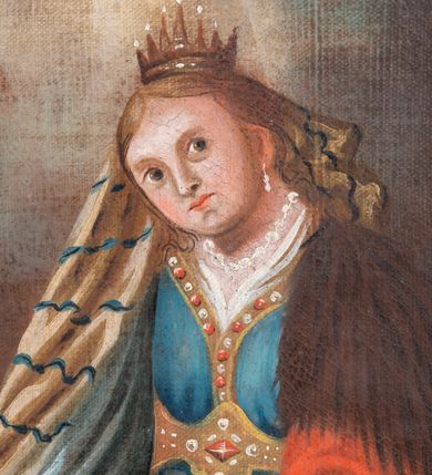 Zdjęcie nr 7: Obraz w kształcie stojącego prostokąta, ujętego profilowaną, złoconą ramą, z  całopostaciowym wyobrażeniem św. Katarzyny Aleksandryjskiej na tle marmurowego budynku. Święta w trzech czwartych zwrócona w prawo, lekko pochylona do przodu. Okrągła twarz z dużymi ciemnymi oczami, wydatnym nosem, małymi zaciśniętymi ustami z kącikami skierowanymi w dół i mocno zarysowanym podbródkiem. Włosy jasnobrązowe, z przedziałkiem pośrodku, zaczesane do tyłu. Lewe uchu ozdobione wiszącym kolczykiem. Święta ubrana jest w niebieską suknię wierzchnią ozdobioną przy dekolcie kamieniami szlachetnymi,  w talii spiętą złotym pasem wysadzanym szlachetnymi kamieniami, u dołu szaty  bordiura z motywów floralnym zakończona frędzlą. Suknia spodnia czerwona, udrapowana, z koronką pod szyją. Na lewe ramię zarzucony jest czerwony płaszcz z futrem. Na stopach ma czarne sandały, na głowie koronę ze szczytami w formie trójkątów zakończonych kamieniami szlachetnymi oraz  biały welon z poprzecznymi niebieskimi prążkami. Ręce świętej wysunięte do przodu, w prawej trzyma gałązkę palmową, a lewą wspiera na mieczu. Tuż za św. Katarzyną jest koło, z przodu, u jej stóp, pośród rozrzuconych kwiatów, leży zamknięta korona zdobiona perłami.  W dali scena męczeństwa świętej oraz pożoga. Na kamiennym podeście stoją trzy postacie – jedna w czerwonym stroju w czapce z piórem, druga w granatowej szacie i w nakryciu głowy, a trzecia w czerwonym płaszczu. Postać z nakryciem głowy z piórem wskazuje na rozgrywającą się scenę mordu – mężczyznę w białej przepasce na głowie, który trzyma w prawej ręce odciętą głowę, a w lewej miecz. Obok mężczyzny leżą zwłoki. Tło wypełniają skłębione chmury i dym. Ponad całą sceną  wśród chmur promienie oświetlające postać św. Katarzyny.