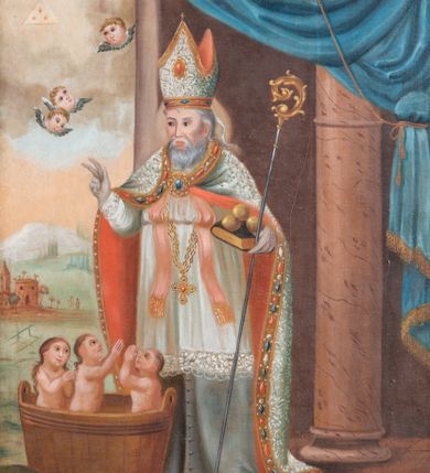 Zdjęcie nr 1: Obraz w kształcie stojącego prostokąta, ujęty profilowaną, złoconą ramą przedstawia całopostaciowy wizerunek św. Mikołaja. Zwrócony w trzech czwartych w prawo święty stoi na kamiennym podeście prowadzącym do murowanej budowli z kolumną. Twarz pociągła, ciemne, migdałowate oczy, prosty, podłużny nos, u nasady nosa zmarszczki mimiczne, pełne usta, włosy i zarost siwe. Święty ubrany jest w szarą sutannę, białą rokietę z koronkową lamówką, złoty pektorał, różową stułę i białą kapę z wzorem floralnym, z czerwoną podszewką, obramioną dekoracyjnym pasem z kamieniami, spiętą na piersi złotą broszą z niebieskim kamieniem. Na dłoniach ma szare rękawiczki, a na stopach złote buty. Na głowie biała infuła z czerwonym kamieniem pośrodku, dekorowana przy głowie złotym pasem z kamieniami, a u góry złotą lamówką. Głowa okolona nimbem. Święty Mikołaj w lewej ręce trzyma pastorał wraz z zamkniętą księgą, na której leżą trzy kule, prawą ma uniesioną w geście błogosławieństwa. U stóp, przy prawej nodze świętego drewniany szaflik, w którym są trzej nadzy młodzieńcy, ze złożonymi rękami w geście modlitwy i wzrokiem zwróconym w stronę św. Mikołaja. Ich długie, brązowe włosy opadają na plecy. W tle krajobraz z budynkami, nad którym trzy uskrzydlone główki aniołków i trójkąt oka Opatrzności w trzema płomieniami wewnątrz. W prawej, górnej części obrazu niebieska kotara podwiązana złotym sznurem. 