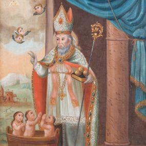 Zdjęcie nr 1: Obraz w kształcie stojącego prostokąta, ujęty profilowaną, złoconą ramą przedstawia całopostaciowy wizerunek św. Mikołaja. Zwrócony w trzech czwartych w prawo święty stoi na kamiennym podeście prowadzącym do murowanej budowli z kolumną. Twarz pociągła, ciemne, migdałowate oczy, prosty, podłużny nos, u nasady nosa zmarszczki mimiczne, pełne usta, włosy i zarost siwe. Święty ubrany jest w szarą sutannę, białą rokietę z koronkową lamówką, złoty pektorał, różową stułę i białą kapę z wzorem floralnym, z czerwoną podszewką, obramioną dekoracyjnym pasem z kamieniami, spiętą na piersi złotą broszą z niebieskim kamieniem. Na dłoniach ma szare rękawiczki, a na stopach złote buty. Na głowie biała infuła z czerwonym kamieniem pośrodku, dekorowana przy głowie złotym pasem z kamieniami, a u góry złotą lamówką. Głowa okolona nimbem. Święty Mikołaj w lewej ręce trzyma pastorał wraz z zamkniętą księgą, na której leżą trzy kule, prawą ma uniesioną w geście błogosławieństwa. U stóp, przy prawej nodze świętego drewniany szaflik, w którym są trzej nadzy młodzieńcy, ze złożonymi rękami w geście modlitwy i wzrokiem zwróconym w stronę św. Mikołaja. Ich długie, brązowe włosy opadają na plecy. W tle krajobraz z budynkami, nad którym trzy uskrzydlone główki aniołków i trójkąt oka Opatrzności w trzema płomieniami wewnątrz. W prawej, górnej części obrazu niebieska kotara podwiązana złotym sznurem. 