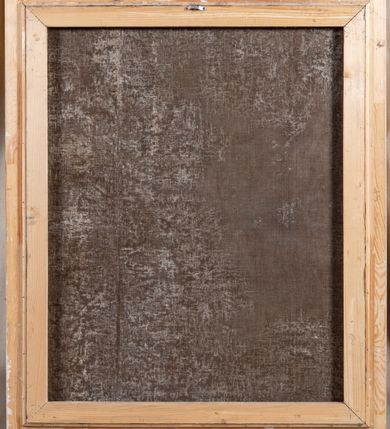 Zdjęcie nr 5: Obraz w kształcie stojącego prostokąta, ujęty profilowaną, złoconą ramą przedstawia całopostaciowy wizerunek św. Mikołaja. Zwrócony w trzech czwartych w prawo święty stoi na kamiennym podeście prowadzącym do murowanej budowli z kolumną. Twarz pociągła, ciemne, migdałowate oczy, prosty, podłużny nos, u nasady nosa zmarszczki mimiczne, pełne usta, włosy i zarost siwe. Święty ubrany jest w szarą sutannę, białą rokietę z koronkową lamówką, złoty pektorał, różową stułę i białą kapę z wzorem floralnym, z czerwoną podszewką, obramioną dekoracyjnym pasem z kamieniami, spiętą na piersi złotą broszą z niebieskim kamieniem. Na dłoniach ma szare rękawiczki, a na stopach złote buty. Na głowie biała infuła z czerwonym kamieniem pośrodku, dekorowana przy głowie złotym pasem z kamieniami, a u góry złotą lamówką. Głowa okolona nimbem. Święty Mikołaj w lewej ręce trzyma pastorał wraz z zamkniętą księgą, na której leżą trzy kule, prawą ma uniesioną w geście błogosławieństwa. U stóp, przy prawej nodze świętego drewniany szaflik, w którym są trzej nadzy młodzieńcy, ze złożonymi rękami w geście modlitwy i wzrokiem zwróconym w stronę św. Mikołaja. Ich długie, brązowe włosy opadają na plecy. W tle krajobraz z budynkami, nad którym trzy uskrzydlone główki aniołków i trójkąt oka Opatrzności w trzema płomieniami wewnątrz. W prawej, górnej części obrazu niebieska kotara podwiązana złotym sznurem. 