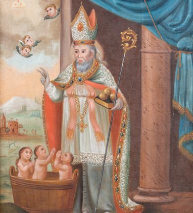 Zdjęcie nr 2: Obraz w kształcie stojącego prostokąta, ujęty profilowaną, złoconą ramą przedstawia całopostaciowy wizerunek św. Mikołaja. Zwrócony w trzech czwartych w prawo święty stoi na kamiennym podeście prowadzącym do murowanej budowli z kolumną. Twarz pociągła, ciemne, migdałowate oczy, prosty, podłużny nos, u nasady nosa zmarszczki mimiczne, pełne usta, włosy i zarost siwe. Święty ubrany jest w szarą sutannę, białą rokietę z koronkową lamówką, złoty pektorał, różową stułę i białą kapę z wzorem floralnym, z czerwoną podszewką, obramioną dekoracyjnym pasem z kamieniami, spiętą na piersi złotą broszą z niebieskim kamieniem. Na dłoniach ma szare rękawiczki, a na stopach złote buty. Na głowie biała infuła z czerwonym kamieniem pośrodku, dekorowana przy głowie złotym pasem z kamieniami, a u góry złotą lamówką. Głowa okolona nimbem. Święty Mikołaj w lewej ręce trzyma pastorał wraz z zamkniętą księgą, na której leżą trzy kule, prawą ma uniesioną w geście błogosławieństwa. U stóp, przy prawej nodze świętego drewniany szaflik, w którym są trzej nadzy młodzieńcy, ze złożonymi rękami w geście modlitwy i wzrokiem zwróconym w stronę św. Mikołaja. Ich długie, brązowe włosy opadają na plecy. W tle krajobraz z budynkami, nad którym trzy uskrzydlone główki aniołków i trójkąt oka Opatrzności w trzema płomieniami wewnątrz. W prawej, górnej części obrazu niebieska kotara podwiązana złotym sznurem. 