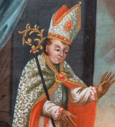 Zdjęcie nr 5: Obraz w kształcie stojącego prostokąta, ujęty profilowaną, złoconą ramą przedstawia całopostaciowy wizerunek św. Stanisława. Zwrócony w trzech czwartych w lewo święty stoi na kamiennym podeście prowadzącym do murowanego kościoła z dużymi, drewnianymi drzwiami. Lekko pochyloną głowę charakteryzują trójkątna twarz o wyrazistych rysach, niskie czoło, ciemne, wypukłe, głęboko osadzone migdałowate oczy, prosty, podłużny nos, u nasady nosa zmarszczki mimiczne, pełne usta, mocno zarysowany podbródek. Włosy krótkie, kasztanowe, gładko zaczesane, z kosmykami zachodzącymi na skroń i policzek.  Święty ubrany jest w szarą sutannę, białą rokietę z koronkową lamówką, zapinaną na guziki pelerynę, czerwoną stułę i białą kapę z motywem floralnym, z czerwoną podszewką, spiętą na piersi złotą broszą z czerwonym kamieniem. Na dłoniach ma brązowe rękawiczki, a na stopach białe, haftowane buty. Na głowie biała infuła z czerwonym kamieniem pośrodku, dekorowana przy głowie złotym pasem z kamieniami, a u góry złoto-czerwoną lamówką. Święty Mikołaj, przytrzymując prawą ręką pastorał, z lewą uniesioną do góry, zwraca się do ukazanego w prawym rogu obrazu Piotrowina wychodzącego z grobu. Zwróconego profilem w prawo mężczyznę charakteryzują wyraziste rysy twarzy z krótkim, spiczastym zarostem. Z ramion zsuwa mu się żółta szata z ciemnymi pasami, na głowie biała przepaska.  W tle krajobraz z drzewami i wzniesieniem, w prawym, górnym rogu z chmur wyłania się gołębica Ducha Świętego, rzucająca promień  w stronę świętego, w lewym, górnym rogu fragment zielonej kotary. 