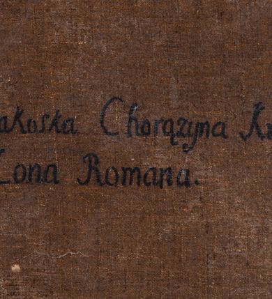 Zdjęcie nr 4: Obraz w formie stojącego prostokąta. Teresa Sierakowska została przedstawiona jako kobieta w średnim wieku. Sylwetka lekko skierowana w lewo, wzrok wpatrzony w dal, poza obraz. Twarz owalna, ziemista. Na głowie biała peruka, upięta, odsłaniająca prawe ucho z wiszącym kolczykiem z perłą. Z lewej strony głowy, z tyłu upięta ozdobna srebrna spinka. Kobieta ma  pogodny wyraz twarzy, wysokie czoło, głęboko osadzone, migdałowate oczy, długi, prosty nos oraz wąskie usta z lekko uniesionymi do góry kącikami. Na szyi kolia z kamieniami szlachetnymi w ażurowej formie. Ubrana jest w ozdobną czerwoną suknię z koronką na rękawach i przy dekolcie. W górnej partii ozdobioną również kamieniami szlachetnymi. Suknia obramowana delikatnym wzorem z motywami floralnymi. Suknia silnie podkreśla talię kobiety. W dolnych partiach rozszerza się. Prawa ręka zakryta granatowym płaszczem podszytym gronostajem, lewa ułożona wzdłuż ciała. 
Tło ciemne, brunatne. 
Napis na odwrociu „Teresa Sierakoska Chorązyna Krakowska/ Żona Romana”.