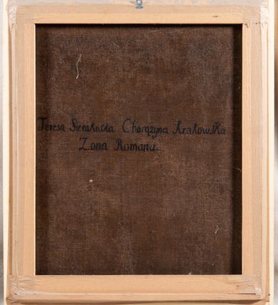 Zdjęcie nr 5: Obraz w formie stojącego prostokąta. Teresa Sierakowska została przedstawiona jako kobieta w średnim wieku. Sylwetka lekko skierowana w lewo, wzrok wpatrzony w dal, poza obraz. Twarz owalna, ziemista. Na głowie biała peruka, upięta, odsłaniająca prawe ucho z wiszącym kolczykiem z perłą. Z lewej strony głowy, z tyłu upięta ozdobna srebrna spinka. Kobieta ma  pogodny wyraz twarzy, wysokie czoło, głęboko osadzone, migdałowate oczy, długi, prosty nos oraz wąskie usta z lekko uniesionymi do góry kącikami. Na szyi kolia z kamieniami szlachetnymi w ażurowej formie. Ubrana jest w ozdobną czerwoną suknię z koronką na rękawach i przy dekolcie. W górnej partii ozdobioną również kamieniami szlachetnymi. Suknia obramowana delikatnym wzorem z motywami floralnymi. Suknia silnie podkreśla talię kobiety. W dolnych partiach rozszerza się. Prawa ręka zakryta granatowym płaszczem podszytym gronostajem, lewa ułożona wzdłuż ciała. 
Tło ciemne, brunatne. 
Napis na odwrociu „Teresa Sierakoska Chorązyna Krakowska/ Żona Romana”.