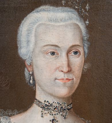 Zdjęcie nr 3: Obraz w formie stojącego prostokąta. Teresa Sierakowska została przedstawiona jako kobieta w średnim wieku. Sylwetka lekko skierowana w lewo, wzrok wpatrzony w dal, poza obraz. Twarz owalna, ziemista. Na głowie biała peruka, upięta, odsłaniająca prawe ucho z wiszącym kolczykiem z perłą. Z lewej strony głowy, z tyłu upięta ozdobna srebrna spinka. Kobieta ma  pogodny wyraz twarzy, wysokie czoło, głęboko osadzone, migdałowate oczy, długi, prosty nos oraz wąskie usta z lekko uniesionymi do góry kącikami. Na szyi kolia z kamieniami szlachetnymi w ażurowej formie. Ubrana jest w ozdobną czerwoną suknię z koronką na rękawach i przy dekolcie. W górnej partii ozdobioną również kamieniami szlachetnymi. Suknia obramowana delikatnym wzorem z motywami floralnymi. Suknia silnie podkreśla talię kobiety. W dolnych partiach rozszerza się. Prawa ręka zakryta granatowym płaszczem podszytym gronostajem, lewa ułożona wzdłuż ciała. 
Tło ciemne, brunatne. 
Napis na odwrociu „Teresa Sierakoska Chorązyna Krakowska/ Żona Romana”.