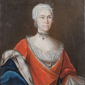 Zdjęcie nr 1: Obraz w formie stojącego prostokąta. Teresa Sierakowska została przedstawiona jako kobieta w średnim wieku. Sylwetka lekko skierowana w lewo, wzrok wpatrzony w dal, poza obraz. Twarz owalna, ziemista. Na głowie biała peruka, upięta, odsłaniająca prawe ucho z wiszącym kolczykiem z perłą. Z lewej strony głowy, z tyłu upięta ozdobna srebrna spinka. Kobieta ma  pogodny wyraz twarzy, wysokie czoło, głęboko osadzone, migdałowate oczy, długi, prosty nos oraz wąskie usta z lekko uniesionymi do góry kącikami. Na szyi kolia z kamieniami szlachetnymi w ażurowej formie. Ubrana jest w ozdobną czerwoną suknię z koronką na rękawach i przy dekolcie. W górnej partii ozdobioną również kamieniami szlachetnymi. Suknia obramowana delikatnym wzorem z motywami floralnymi. Suknia silnie podkreśla talię kobiety. W dolnych partiach rozszerza się. Prawa ręka zakryta granatowym płaszczem podszytym gronostajem, lewa ułożona wzdłuż ciała. 
Tło ciemne, brunatne. 
Napis na odwrociu „Teresa Sierakoska Chorązyna Krakowska/ Żona Romana”.