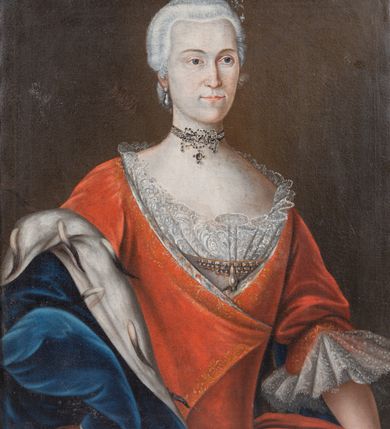 Zdjęcie nr 2: Obraz w formie stojącego prostokąta. Teresa Sierakowska została przedstawiona jako kobieta w średnim wieku. Sylwetka lekko skierowana w lewo, wzrok wpatrzony w dal, poza obraz. Twarz owalna, ziemista. Na głowie biała peruka, upięta, odsłaniająca prawe ucho z wiszącym kolczykiem z perłą. Z lewej strony głowy, z tyłu upięta ozdobna srebrna spinka. Kobieta ma  pogodny wyraz twarzy, wysokie czoło, głęboko osadzone, migdałowate oczy, długi, prosty nos oraz wąskie usta z lekko uniesionymi do góry kącikami. Na szyi kolia z kamieniami szlachetnymi w ażurowej formie. Ubrana jest w ozdobną czerwoną suknię z koronką na rękawach i przy dekolcie. W górnej partii ozdobioną również kamieniami szlachetnymi. Suknia obramowana delikatnym wzorem z motywami floralnymi. Suknia silnie podkreśla talię kobiety. W dolnych partiach rozszerza się. Prawa ręka zakryta granatowym płaszczem podszytym gronostajem, lewa ułożona wzdłuż ciała. 
Tło ciemne, brunatne. 
Napis na odwrociu „Teresa Sierakoska Chorązyna Krakowska/ Żona Romana”.