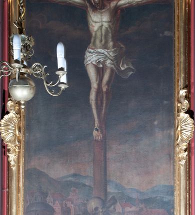 Zdjęcie nr 4: Ołtarz przyścienny, architektoniczny, z mensą w formie sarkofagu, dwustrefową, o wklęsło-wypukłych bokach. Mensa z kamiennym portatylem. Retabulum jednoosiowe, jednokondygnacyjne, ustawione na wysokim cokole, ujęte parą półfilarów kompozytowych o kanelowanych trzonach ustawionych na tle podwójnych pilastrów, z których zewnętrzne dostawione ukośnie. Podpory wspierają wyłamujące się belkowanie z architrawem wygiętym w  łuk nadwieszony nad polem środkowym i wydatnym, profilowanym gzymsem.  W zwieńczeniu przerwany, półkolisty przyczółek oraz gloria promienista z obłokami, pośrodku których aplikowany hierogram IHS. 
W polu środkowym wycięta wnęka ujęta profilowaną ramą, w kształcie stojącego prostokąta, zamkniętego łukiem nadwieszonym. We wnęce obraz z przedstawieniem  Ukrzyżowania Chrystusa, nad którym rzeźbiony kartusz formowany z ornamentu rocaille'owego.
Całość struktury ołtarza malowana w kolorze ciemnobrązowym, Półfilary, fryz oraz mensa pokryte malowaną marmoryzacją w odcieniach zieleni, pole środkowe ciemnoczerwone, detal architektoniczny  i profilowania pozłacane.