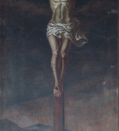 Zdjęcie nr 3: Ołtarz przyścienny, architektoniczny, z mensą w formie sarkofagu, dwustrefową, o wklęsło-wypukłych bokach. Mensa z kamiennym portatylem. Retabulum jednoosiowe, jednokondygnacyjne, ustawione na wysokim cokole, ujęte parą półfilarów kompozytowych o kanelowanych trzonach ustawionych na tle podwójnych pilastrów, z których zewnętrzne dostawione ukośnie. Podpory wspierają wyłamujące się belkowanie z architrawem wygiętym w  łuk nadwieszony nad polem środkowym i wydatnym, profilowanym gzymsem.  W zwieńczeniu przerwany, półkolisty przyczółek oraz gloria promienista z obłokami, pośrodku których aplikowany hierogram IHS. 
W polu środkowym wycięta wnęka ujęta profilowaną ramą, w kształcie stojącego prostokąta, zamkniętego łukiem nadwieszonym. We wnęce obraz z przedstawieniem  Ukrzyżowania Chrystusa, nad którym rzeźbiony kartusz formowany z ornamentu rocaille'owego.
Całość struktury ołtarza malowana w kolorze ciemnobrązowym, Półfilary, fryz oraz mensa pokryte malowaną marmoryzacją w odcieniach zieleni, pole środkowe ciemnoczerwone, detal architektoniczny  i profilowania pozłacane.