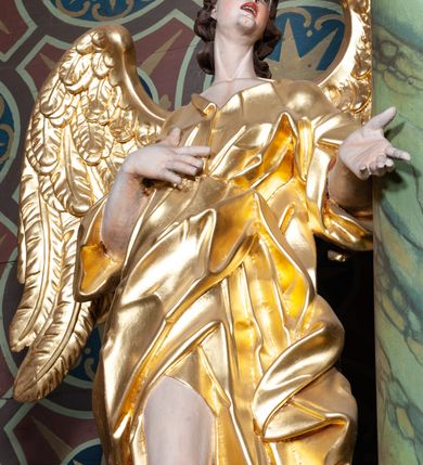 Zdjęcie nr 7: Ołtarz architektoniczny, jednoosiowy, jednokondygnacyjny ze zwieńczeniem. Ołtarz sarkofagowy, z drewnianą mensą. Retabulum na wysokim, zryzalitowany skośnie cokole, ujętym parą spływów wolutowych. Część środkowa retabulum ujęta parą kolumn ustawionych na tle zdwojonych pilastrów, wspierających wyłamujące się ponad nimi belkowanie z architrawem w kształcie odcinkowego łuku nadwieszonego na osi. Zwieńczenie w formie przerwanego, półkolistego przyczółka z motywem promienistej glorii pośrodku. Dolną i górną partię części środkowej nastawy zdobi para rocaille’owych kartuszy. Pole nastawy w formie niszy zamkniętej półkolistym łukiem nadwieszonym z uskokami, ujęte profilowaną, złoconą ramą o dłuższych bokach zdobionych motywem rocaille’ów. Wewnątrz figura Najświętszego Serca Jezusa oraz para figurek aniołków trzymających lichtarze. Dodatkowo retabulum ujmuje para figur aniołów w złoconych szatach. Pośrodku glorii zwieńczenia płaskorzeźbione tablice dekalogu ujęte wiązkami promieni i kręgiem obłoków. Struktura polichromowana w kolorze brązowym i czerwonym oraz marmoryzowana w odcieniach zieleni, detal architektoniczny i ornamentyka złocone i srebrzone. 