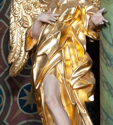 Zdjęcie nr 5: Ołtarz architektoniczny, jednoosiowy, jednokondygnacyjny ze zwieńczeniem. Ołtarz sarkofagowy, z drewnianą mensą. Retabulum na wysokim, zryzalitowany skośnie cokole, ujętym parą spływów wolutowych. Część środkowa retabulum ujęta parą kolumn ustawionych na tle zdwojonych pilastrów, wspierających wyłamujące się ponad nimi belkowanie z architrawem w kształcie odcinkowego łuku nadwieszonego na osi. Zwieńczenie w formie przerwanego, półkolistego przyczółka z motywem promienistej glorii pośrodku. Dolną i górną partię części środkowej nastawy zdobi para rocaille’owych kartuszy. Pole nastawy w formie niszy zamkniętej półkolistym łukiem nadwieszonym z uskokami, ujęte profilowaną, złoconą ramą o dłuższych bokach zdobionych motywem rocaille’ów. Wewnątrz figura Najświętszego Serca Jezusa oraz para figurek aniołków trzymających lichtarze. Dodatkowo retabulum ujmuje para figur aniołów w złoconych szatach. Pośrodku glorii zwieńczenia płaskorzeźbione tablice dekalogu ujęte wiązkami promieni i kręgiem obłoków. Struktura polichromowana w kolorze brązowym i czerwonym oraz marmoryzowana w odcieniach zieleni, detal architektoniczny i ornamentyka złocone i srebrzone. 