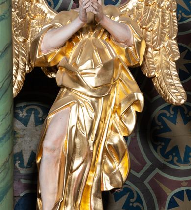 Zdjęcie nr 8: Ołtarz architektoniczny, jednoosiowy, jednokondygnacyjny ze zwieńczeniem. Ołtarz sarkofagowy, z drewnianą mensą. Retabulum na wysokim, zryzalitowany skośnie cokole, ujętym parą spływów wolutowych. Część środkowa retabulum ujęta parą kolumn ustawionych na tle zdwojonych pilastrów, wspierających wyłamujące się ponad nimi belkowanie z architrawem w kształcie odcinkowego łuku nadwieszonego na osi. Zwieńczenie w formie przerwanego, półkolistego przyczółka z motywem promienistej glorii pośrodku. Dolną i górną partię części środkowej nastawy zdobi para rocaille’owych kartuszy. Pole nastawy w formie niszy zamkniętej półkolistym łukiem nadwieszonym z uskokami, ujęte profilowaną, złoconą ramą o dłuższych bokach zdobionych motywem rocaille’ów. Wewnątrz figura Najświętszego Serca Jezusa oraz para figurek aniołków trzymających lichtarze. Dodatkowo retabulum ujmuje para figur aniołów w złoconych szatach. Pośrodku glorii zwieńczenia płaskorzeźbione tablice dekalogu ujęte wiązkami promieni i kręgiem obłoków. Struktura polichromowana w kolorze brązowym i czerwonym oraz marmoryzowana w odcieniach zieleni, detal architektoniczny i ornamentyka złocone i srebrzone. 