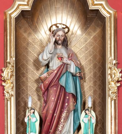 Zdjęcie nr 3: Ołtarz architektoniczny, jednoosiowy, jednokondygnacyjny ze zwieńczeniem. Ołtarz sarkofagowy, z drewnianą mensą. Retabulum na wysokim, zryzalitowany skośnie cokole, ujętym parą spływów wolutowych. Część środkowa retabulum ujęta parą kolumn ustawionych na tle zdwojonych pilastrów, wspierających wyłamujące się ponad nimi belkowanie z architrawem w kształcie odcinkowego łuku nadwieszonego na osi. Zwieńczenie w formie przerwanego, półkolistego przyczółka z motywem promienistej glorii pośrodku. Dolną i górną partię części środkowej nastawy zdobi para rocaille’owych kartuszy. Pole nastawy w formie niszy zamkniętej półkolistym łukiem nadwieszonym z uskokami, ujęte profilowaną, złoconą ramą o dłuższych bokach zdobionych motywem rocaille’ów. Wewnątrz figura Najświętszego Serca Jezusa oraz para figurek aniołków trzymających lichtarze. Dodatkowo retabulum ujmuje para figur aniołów w złoconych szatach. Pośrodku glorii zwieńczenia płaskorzeźbione tablice dekalogu ujęte wiązkami promieni i kręgiem obłoków. Struktura polichromowana w kolorze brązowym i czerwonym oraz marmoryzowana w odcieniach zieleni, detal architektoniczny i ornamentyka złocone i srebrzone. 