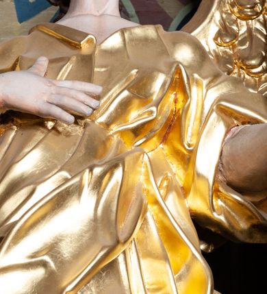 Zdjęcie nr 9: Ołtarz architektoniczny, jednoosiowy, jednokondygnacyjny ze zwieńczeniem. Ołtarz sarkofagowy, z drewnianą mensą. Retabulum na wysokim, zryzalitowany skośnie cokole, ujętym parą spływów wolutowych. Część środkowa retabulum ujęta parą kolumn ustawionych na tle zdwojonych pilastrów, wspierających wyłamujące się ponad nimi belkowanie z architrawem w kształcie odcinkowego łuku nadwieszonego na osi. Zwieńczenie w formie przerwanego, półkolistego przyczółka z motywem promienistej glorii pośrodku. Dolną i górną partię części środkowej nastawy zdobi para rocaille’owych kartuszy. Pole nastawy w formie niszy zamkniętej półkolistym łukiem nadwieszonym z uskokami, ujęte profilowaną, złoconą ramą o dłuższych bokach zdobionych motywem rocaille’ów. Wewnątrz figura Najświętszego Serca Jezusa oraz para figurek aniołków trzymających lichtarze. Dodatkowo retabulum ujmuje para figur aniołów w złoconych szatach. Pośrodku glorii zwieńczenia płaskorzeźbione tablice dekalogu ujęte wiązkami promieni i kręgiem obłoków. Struktura polichromowana w kolorze brązowym i czerwonym oraz marmoryzowana w odcieniach zieleni, detal architektoniczny i ornamentyka złocone i srebrzone. 