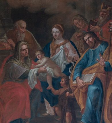 Zdjęcie nr 2: Ołtarz przyścienny, architektoniczny, z mensą w formie sarkofagu, dwustrefową, o wklęsło-wypukłych bokach. Mensa z kamiennym portatylem. Retabulum jednoosiowe, jednokondygnacyjne, ustawione na wysokim cokole, ujęte parą półfilarów kompozytowych o kanelowanych trzonach ustawionych na tle podwójnych pilastrów, z których zewnętrzne dostawione ukośnie. Podpory wspierają wyłamujące się belkowanie z architrawem wygiętym w  łuk nadwieszony nad polem środkowym i wydatnym, profilowanym gzymsem.  W zwieńczeniu przerwany, półkolisty przyczółek oraz gloria promienista z obłokami, pośrodku których aplikowany monogram maryjny. 
W polu środkowym wycięta wnęka ujęta profilowaną ramą w kształcie stojącego prostokąta, zamkniętego łukiem nadwieszonym. We wnęce obraz z przedstawieniem Świętej Rodziny, nad którym rzeźbiony kartusz formowany z ornamentu rocaille'owego.
Całość struktury ołtarza malowana w kolorze ciemnobrązowym, Półfilary, fryz oraz mensa pokryte malowaną marmoryzacją w odcieniach zieleni, pole środkowe ciemnoczerwone, detal architektoniczny  i profilowania pozłacane.